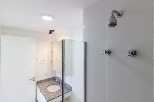 Banheiro de kitnet/studio para alugar com 1 quarto, 38m² em Sumarezinho, São Paulo