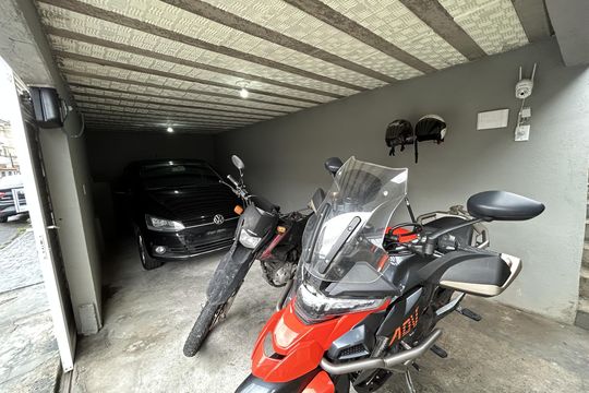 Garagem de casa à venda com 2 quartos, 110m² em Higienópolis, Rio de Janeiro