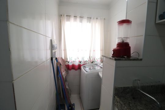 Cozinha e Área de Serviço de apartamento para alugar com 2 quartos, 57m² em Presidente Roosevelt, Uberlândia