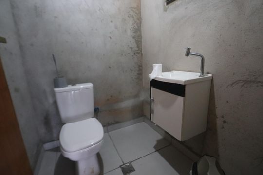 Banheiro de serviço de casa à venda com 2 quartos, 100m² em Vila Nova Maua, São Paulo