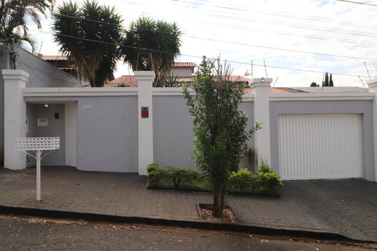 Fachada de casa para alugar com 4 quartos, 195m² em Cidade Jardim, Uberlândia