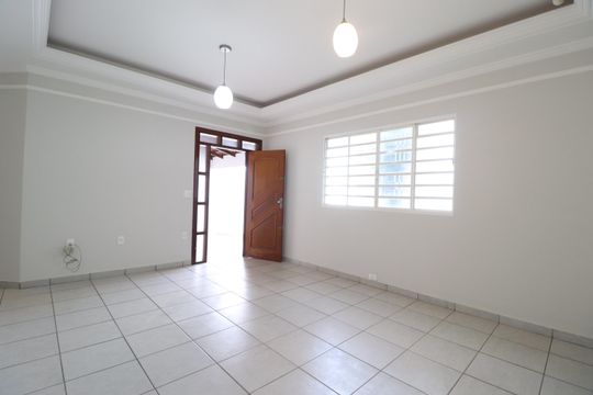 Sala de casa para alugar com 4 quartos, 195m² em Cidade Jardim, Uberlândia