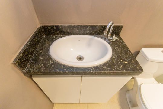 Banheiro de kitnet/studio para alugar com 1 quarto, 23m² em Jurubatuba, São Paulo