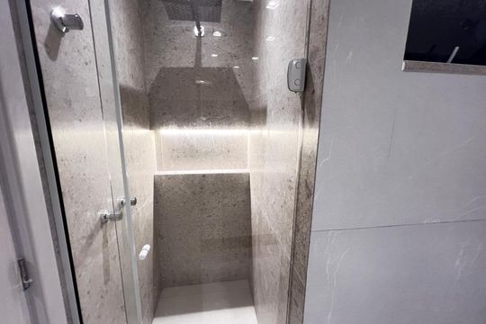 Banheiro Social de apartamento à venda com 2 quartos, 80m² em Leblon, Rio de Janeiro