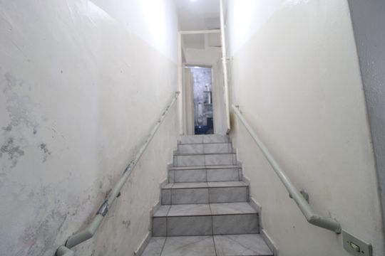 Escada de casa para alugar com 2 quartos, 233m² em Cidade Dutra, São Paulo