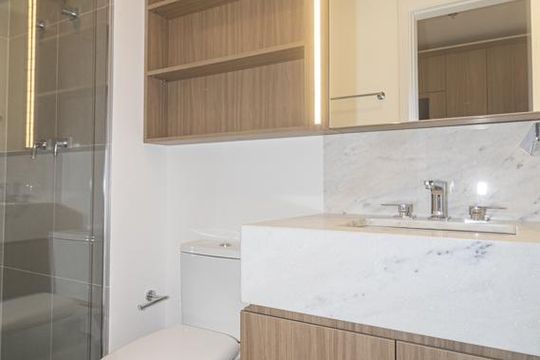 Banheiro de kitnet/studio para alugar com 1 quarto, 32m² em Indianópolis, São Paulo