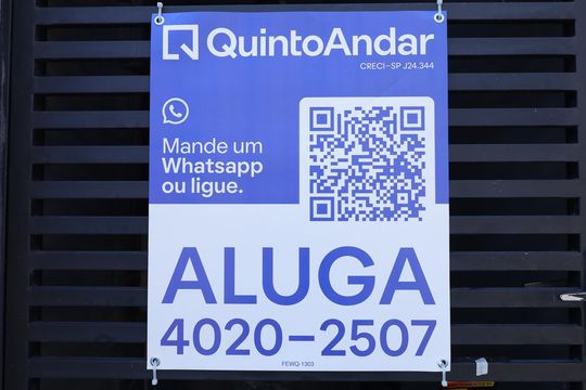 Placa GRANDE instalada no portão do imóvel, dia 11.09.2026 - Código da placa: FEWQ-1303 de apartamento para alugar com 1 quarto, 50m² em Itaquera, São Paulo