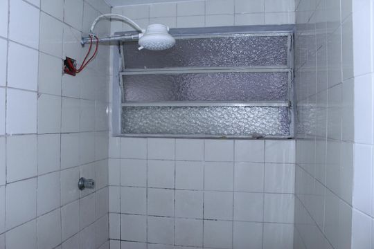 Banheiro social de kitnet/studio para alugar com 1 quarto, 25m² em Campos Elíseos, São Paulo