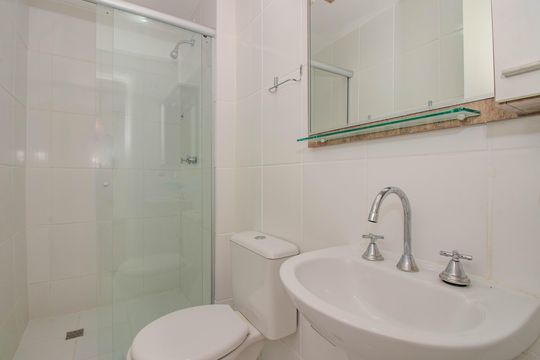 Banheiro de apartamento para alugar com 2 quartos, 62m² em São Sebastião, Porto Alegre