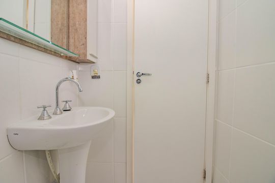 Banheiro de apartamento para alugar com 2 quartos, 62m² em São Sebastião, Porto Alegre