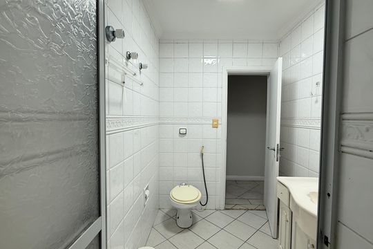 Banheiro Social de apartamento para alugar com 3 quartos, 150m² em Vila Luis Antonio-praia das Astúrias, Guarujá