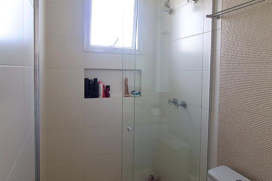 Banheiro - Suíte de apartamento à venda com 2 quartos, 80m² em Cabral, Curitiba
