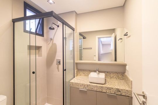 Banheiro Social de kitnet/studio para alugar com 1 quarto, 30m² em Batel, Curitiba