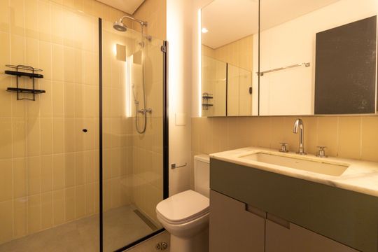 Banheiro de kitnet/studio para alugar com 1 quarto, 39m² em Pinheiros, São Paulo
