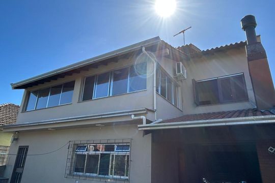 Fachada de casa à venda com 3 quartos, 320m² em Niterói, Canoas