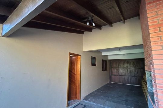 Garagem de casa à venda com 3 quartos, 320m² em Niterói, Canoas