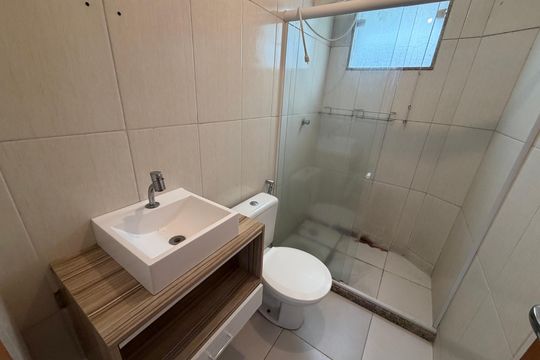 Banheiro da suíte de casa de condomínio para alugar com 3 quartos, 130m² em Taquara, Rio de Janeiro