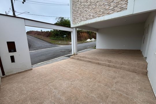 Garagem de casa à venda com 2 quartos, 126m² em Vila Moderna, Ribeirão Pires