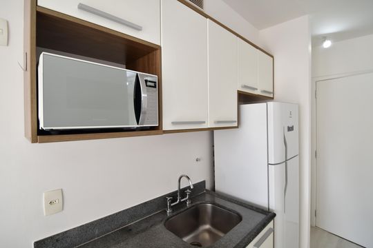 Cozinha de apartamento para alugar com 1 quarto, 45m² em Cambuí, Campinas