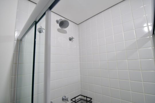 Banheiro de apartamento para alugar com 1 quarto, 45m² em Cambuí, Campinas