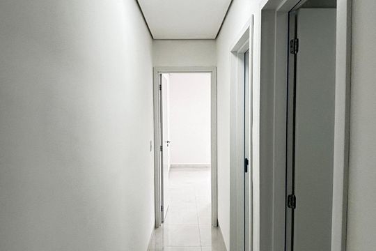 Corredor de apartamento à venda com 2 quartos, 57m² em Jardim Pilar, Santo André