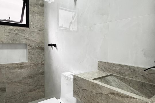 Banheiro de apartamento à venda com 2 quartos, 57m² em Jardim Pilar, Santo André