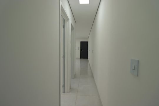 Corredor de apartamento à venda com 2 quartos, 57m² em Jardim Pilar, Santo André