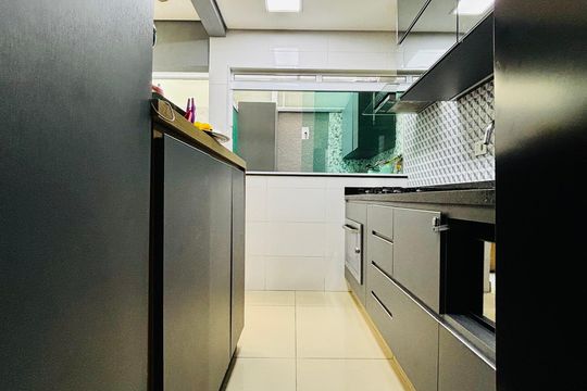 Cozinha  de casa de condomínio à venda com 3 quartos, 134m² em Km 18, Osasco