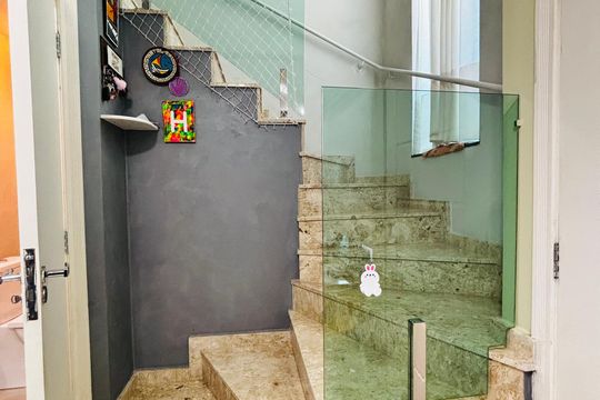 Escada  de casa de condomínio à venda com 3 quartos, 134m² em Km 18, Osasco