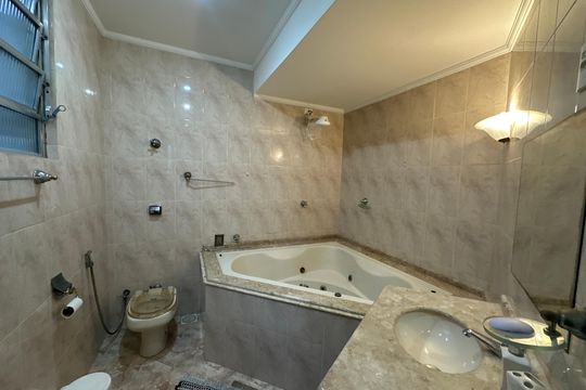 Banheiro da Suíte de apartamento para alugar com 2 quartos, 130m² em Itararé, São Vicente