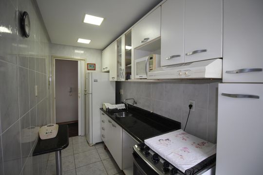 Cozinha de apartamento para alugar com 1 quarto, 42m² em Passo D’areia, Porto Alegre