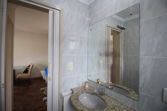 Banheiro de apartamento para alugar com 1 quarto, 42m² em Passo D’areia, Porto Alegre