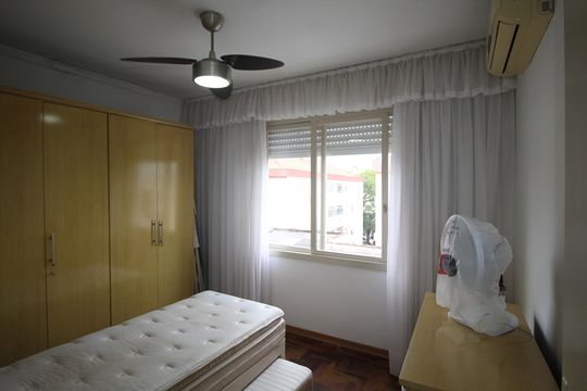 Quarto 1 de apartamento para alugar com 1 quarto, 42m² em Passo D’areia, Porto Alegre
