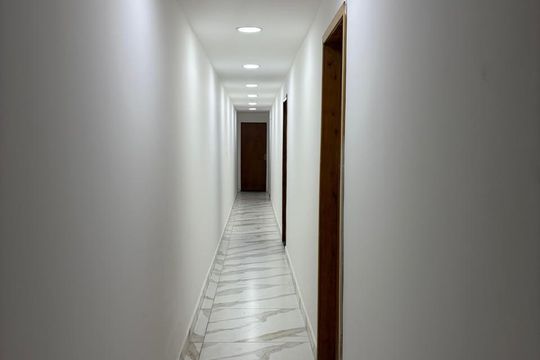 Corredor de kitnet/studio para alugar com 1 quarto, 24m² em Santo Amaro, São Paulo