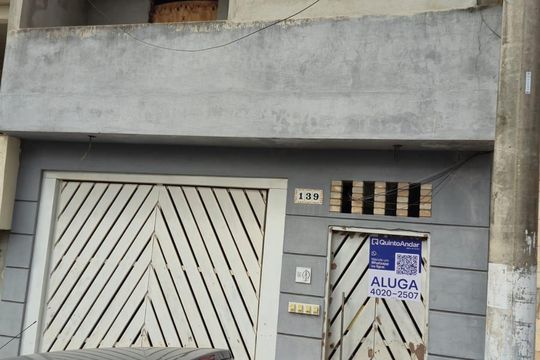 Placa de kitnet/studio para alugar com 1 quarto, 26m² em Jardim Maria Rosa, Taboão da Serra