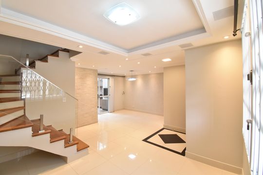 Sala de casa de condomínio para alugar com 3 quartos, 132m² em Xaxim, Curitiba