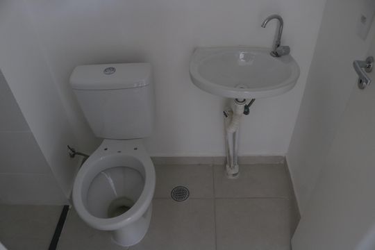 Banheiro de apartamento para alugar com 2 quartos, 32m² em Várzea da Barra Funda, São Paulo