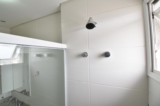 Banheiro 2 de apartamento para alugar com 2 quartos, 80m² em Centro, Curitiba