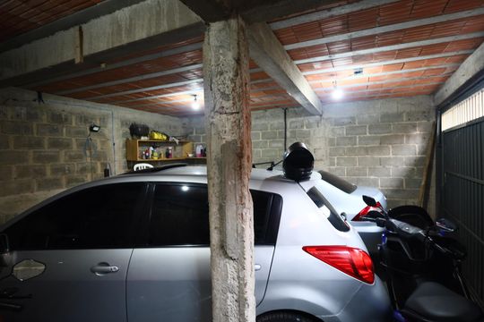 Garagem de casa à venda com 3 quartos, 75m² em Santo Antônio, Osasco