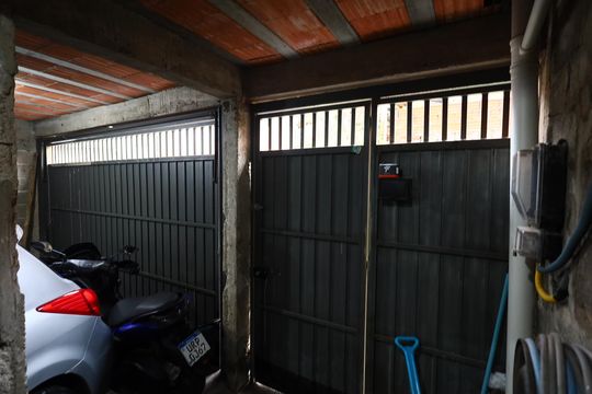 Garagem de casa à venda com 3 quartos, 75m² em Santo Antônio, Osasco