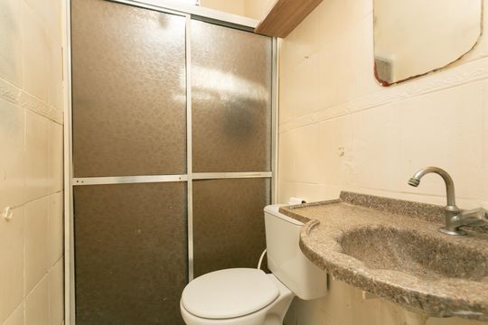 Banheiro  de casa para alugar com 2 quartos, 70m² em Parque Guarani, São Paulo