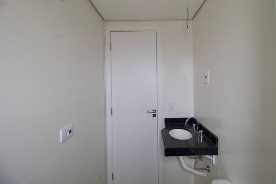 Banheiro de apartamento à venda com 2 quartos, 47m² em Capão Raso, Curitiba