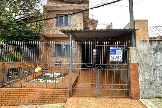 Placa instalada na fachada do imóvel  de casa para alugar com 1 quarto, 48m² em Gopouva, Guarulhos