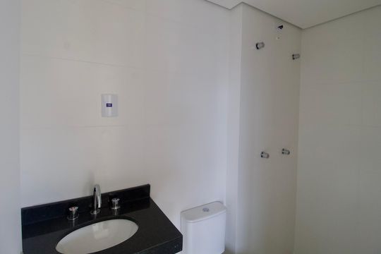 Banheiro de apartamento à venda com 2 quartos, 47m² em Capão Raso, Curitiba