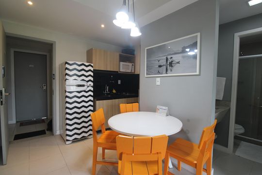 Sala de kitnet/studio para alugar com 1 quarto, 32m² em Jacarepaguá, Rio de Janeiro