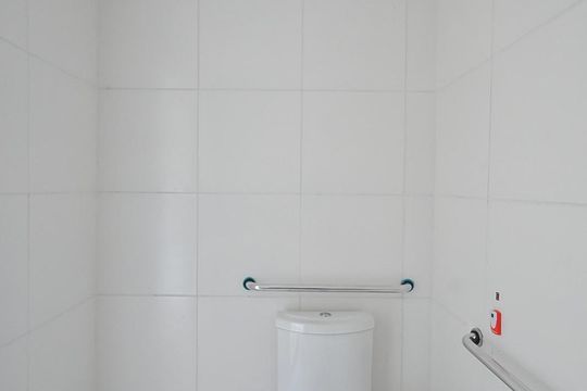 Banheiro de kitnet/studio para alugar com 1 quarto, 17m² em Vila Andrade, São Paulo