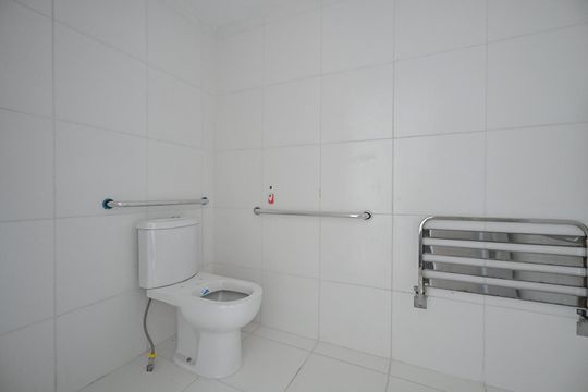 Banheiro de kitnet/studio para alugar com 1 quarto, 17m² em Vila Andrade, São Paulo