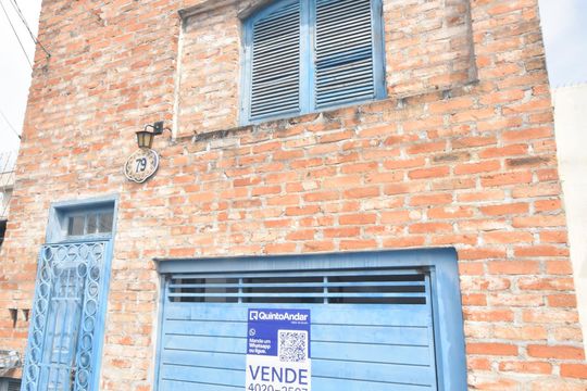 fachada com placa de venda cod NNQT 375 de casa à venda com 2 quartos, 120m² em Vila Rio Branco, Jundiaí