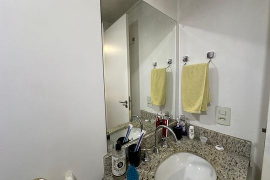 Banheiro da Suíte de apartamento para alugar com 2 quartos, 65m² em Jardim Tupanci, Barueri
