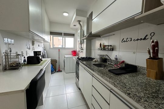 Cozinha de apartamento para alugar com 2 quartos, 65m² em Jardim Tupanci, Barueri